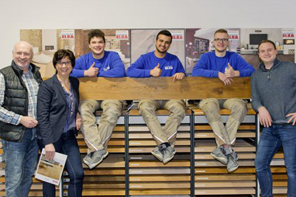 Michael, Regina und Konstantin Blum mit drei von aktuell fünf Auszubildenden.